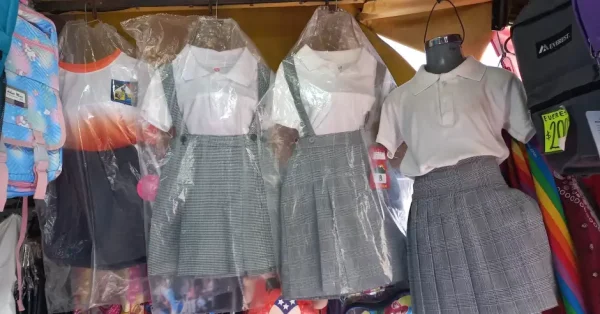 SEC repone uniformes escolares dañados tras huracán Lorena