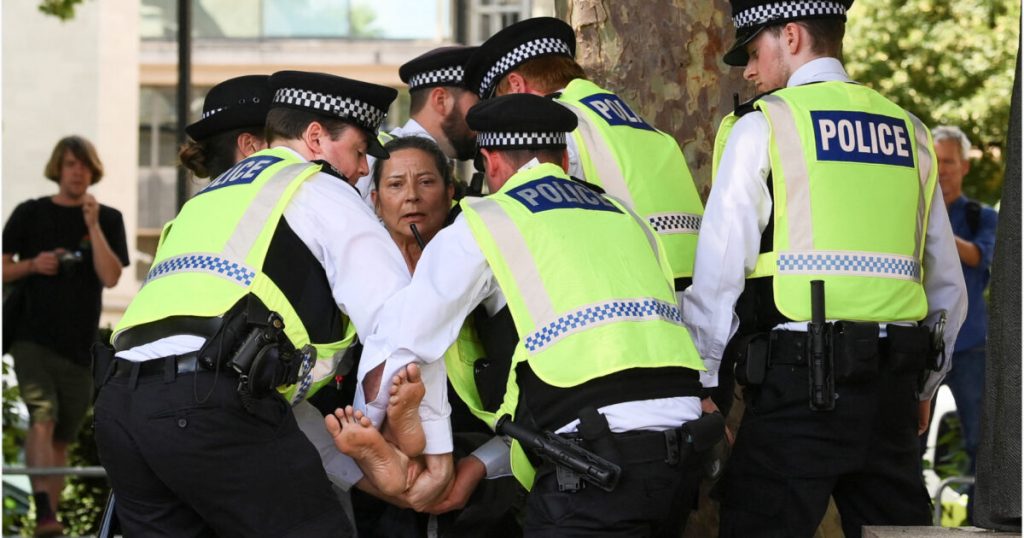 Seis Activistas en la Corte Bajo Cargos de Terrorismo