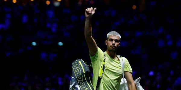 Carlos Alcaraz tropieza en su debut en París