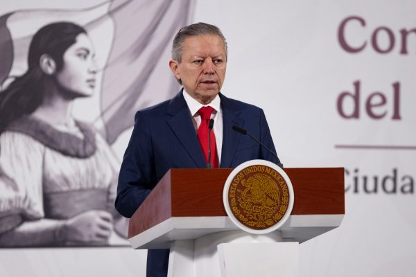 Choque por reforma a la Ley de Amparo || Senado aprueba cambios, Ejecutivo y Diputados rechazan retroactividad
