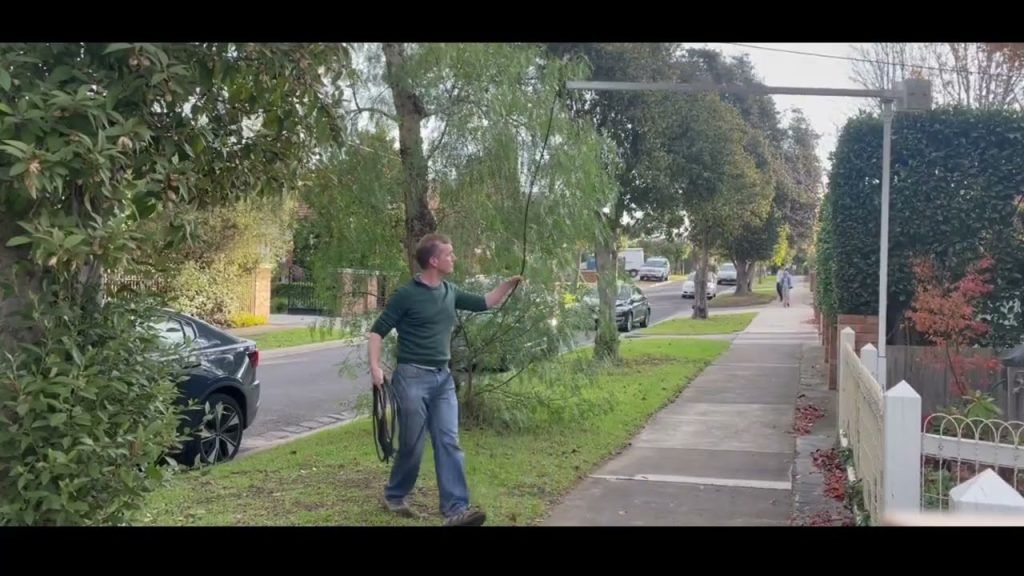 Ciudad australiana prueba cargadores de coches eléctricos montados en pértigas para mantener las aceras libres