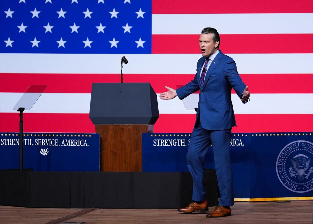 El Pentágono Está Ordenando al Personal a Ver el Discurso de ‘Basura MAGA’ de Hegseth… O Si No