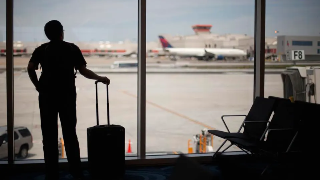 Escasez de personal en control aéreo de EU retrasa vuelos en Atlanta y Los Ángeles