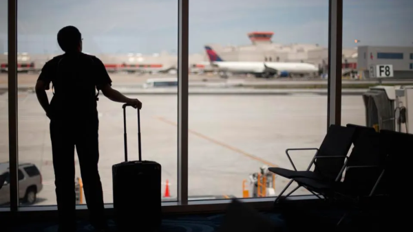 Escasez de personal en control aéreo de EU retrasa vuelos en Atlanta y Los Ángeles