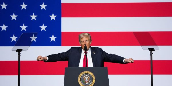 Esta Semana en la Democracia – Semana 37: Trump Se Vuelve Completamente Fascista y Denuncia al 'Enemigo Interno'