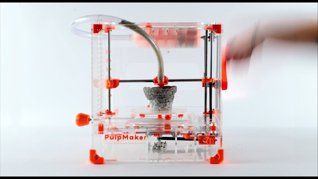 Estudiante británico crea impresora 3D mecánica que transforma papel reciclado en objetos educativos sin usar electricidad