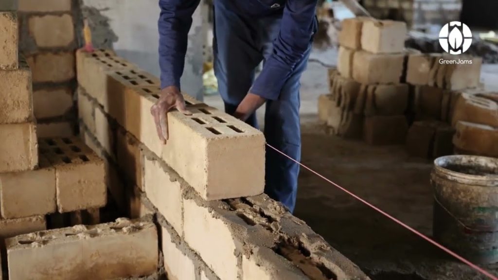 Ingeniero indio inventa bloques de construcción que almacenan 15 kg de CO2 por m2 y aíslan hasta 3.5 veces más que el hormigón convencional