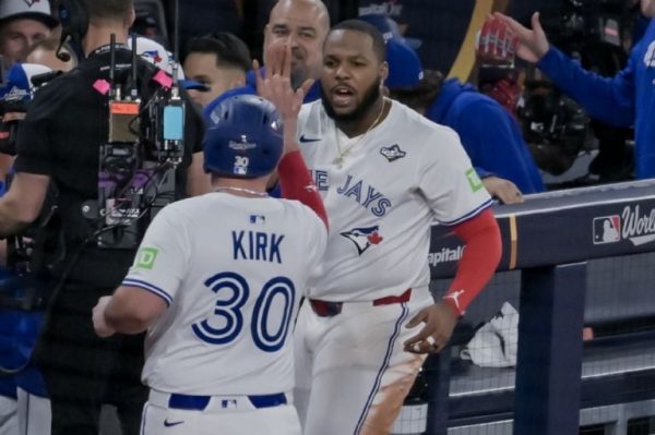 La histórica noche de Alejandro Kirk, el primer mexicano en hacer un home run en Serie Mundial