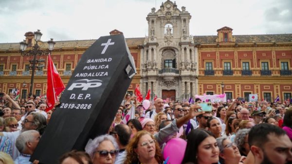 La marea rosa que acorrala a Moreno Bonilla
