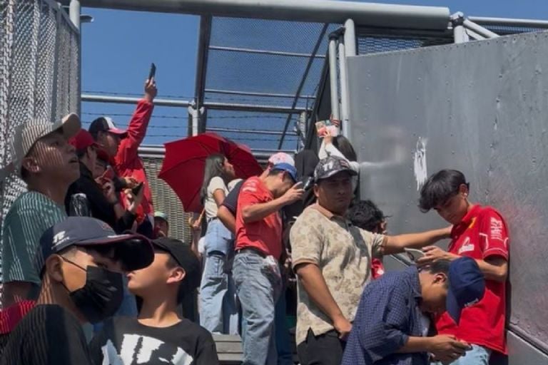 La otra grada del GP de México: la afición que no tiene boleto y vive la pasión desde el puente