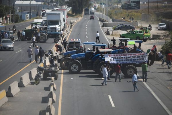 Los agricultores redoblan la presión al Gobierno por el precio del maíz con el bloqueo de carreteras