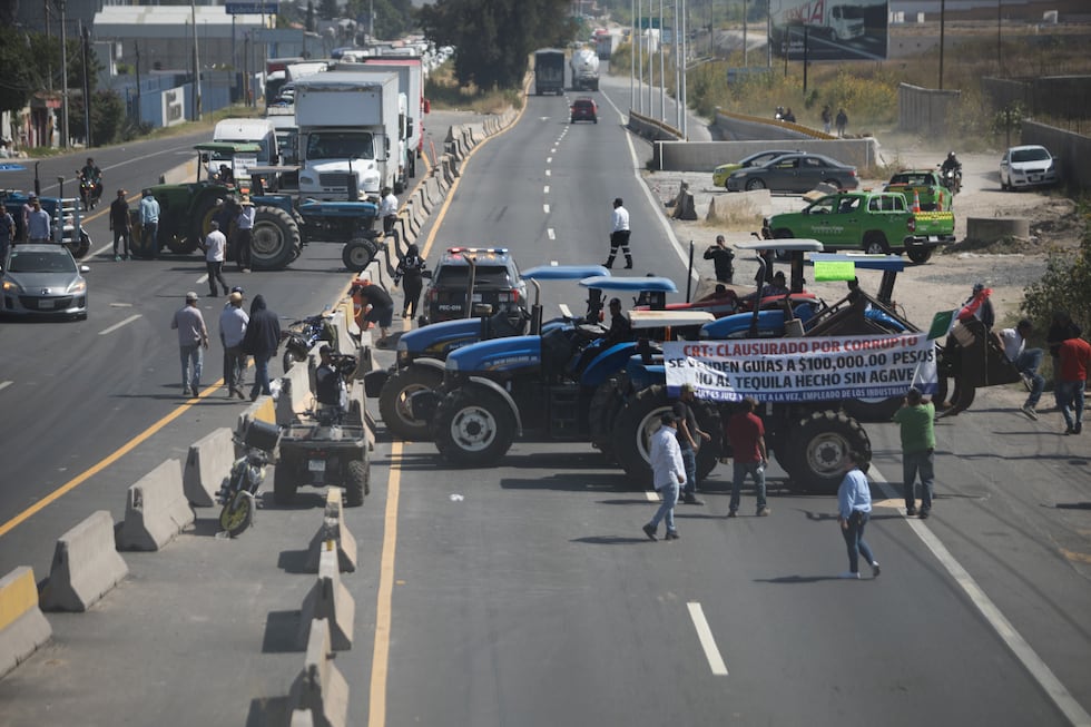Los agricultores redoblan la presión al Gobierno por el precio del maíz con el bloqueo de carreteras