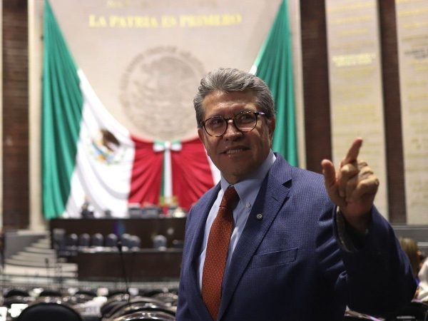 Monreal llama a la congruencia y austeridad; evita confrontación con Noroña