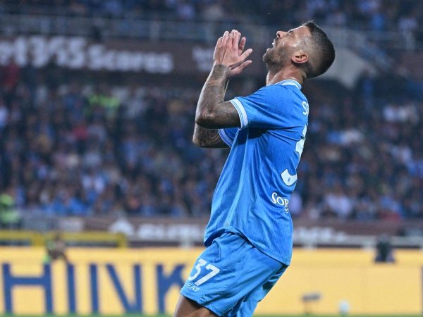 Napoli deja ir liderato en la Serie A