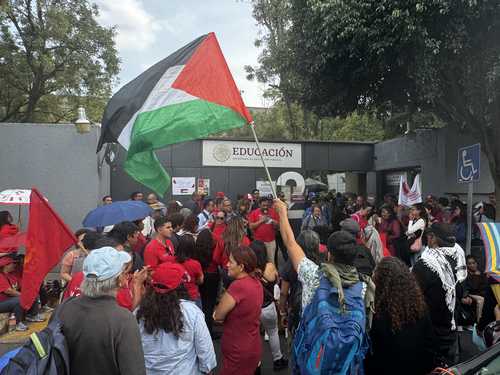 Protestan maestros en la SEP