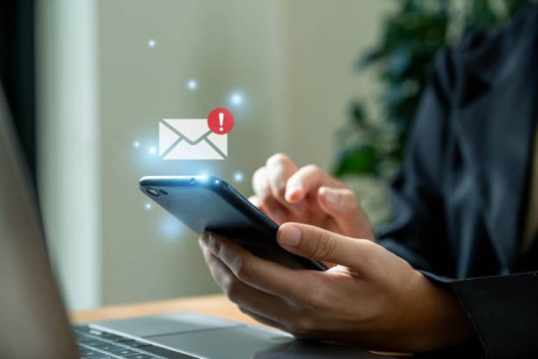 ¿Qué es la “transferencia retenida” y cómo evitar ser víctima de este fraude digital?