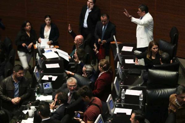 Senado avala Ley de la Armada; oposición acusa mayor militarización - Elefante Blanco