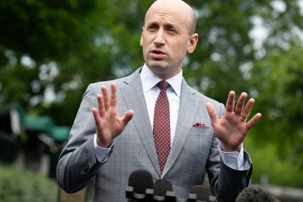 Sinistro, Malevolente, Venenoso: Stephen Miller No Se Parece a Ningún Otro Asistente de la Casa Blanca en la Historia Moderna de Estados Unidos