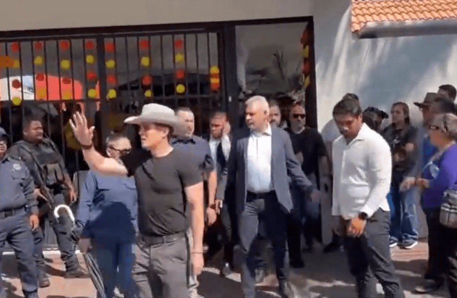 Abuchean al gobernador Ramírez Bedolla durante el funeral del alcalde de Uruapan (+video)