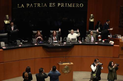 Acepta el Senado la renuncia de Gertz Manero; entra Godoy