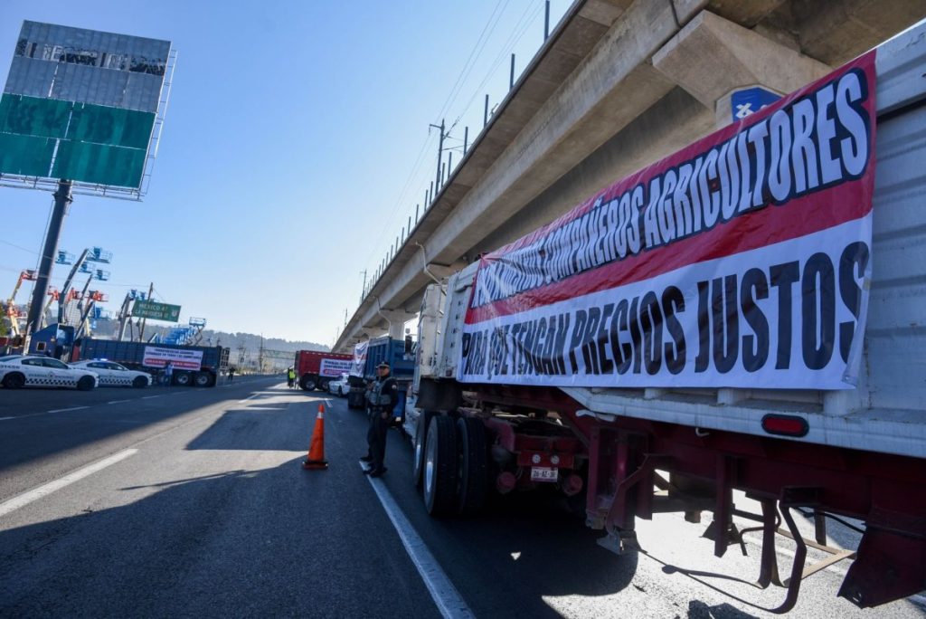 Campesinos y transportistas levantan bloqueos en todo el país tras pactar con Gobernación