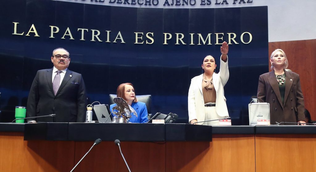 Con inversión histórica, Bienestar presume reducción de pobreza ante el Senado