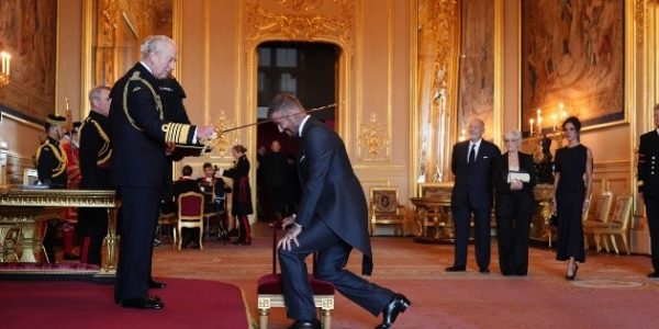 David Beckham es nombrado caballero por el rey Carlos III