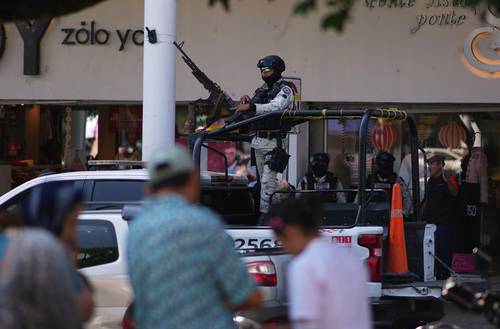 Detienen a 7 escoltas de Carlos Manzo; se les acusa de omisión