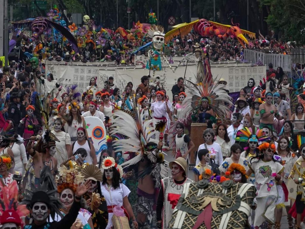 Entre flores, ánimas y catrinas, CDMX marcha con sus fieles difuntos