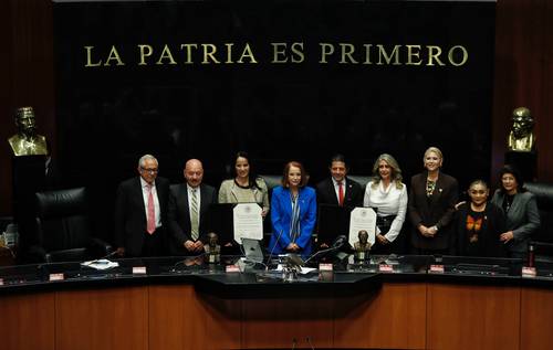 Galardona Senado a dos especialistas en salud pública