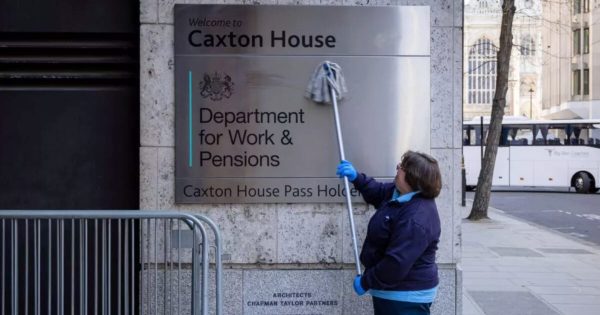 La Crisis del Subsidio para Cuidadores Deja a Cientos de Miles en Deuda