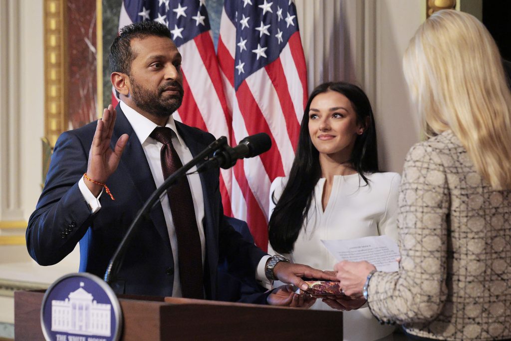 La novia de Kash Patel presenta una demanda por difamación contra la sugerencia de que es una espía israelí