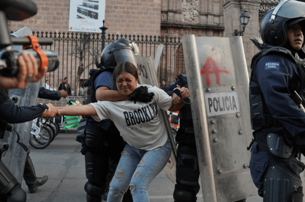 Marcha en Morelia termina con irrupción y daños en Palacio de Gobierno, hay detenidos (+video)