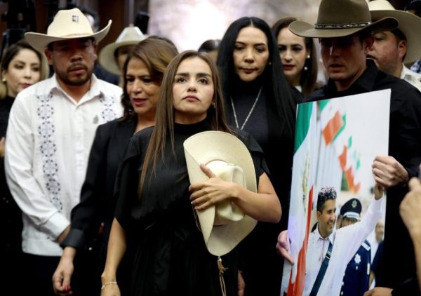 Marchan en Uruapan por asesinato de Carlos Manzo; exigen seguridad - Elefante Blanco