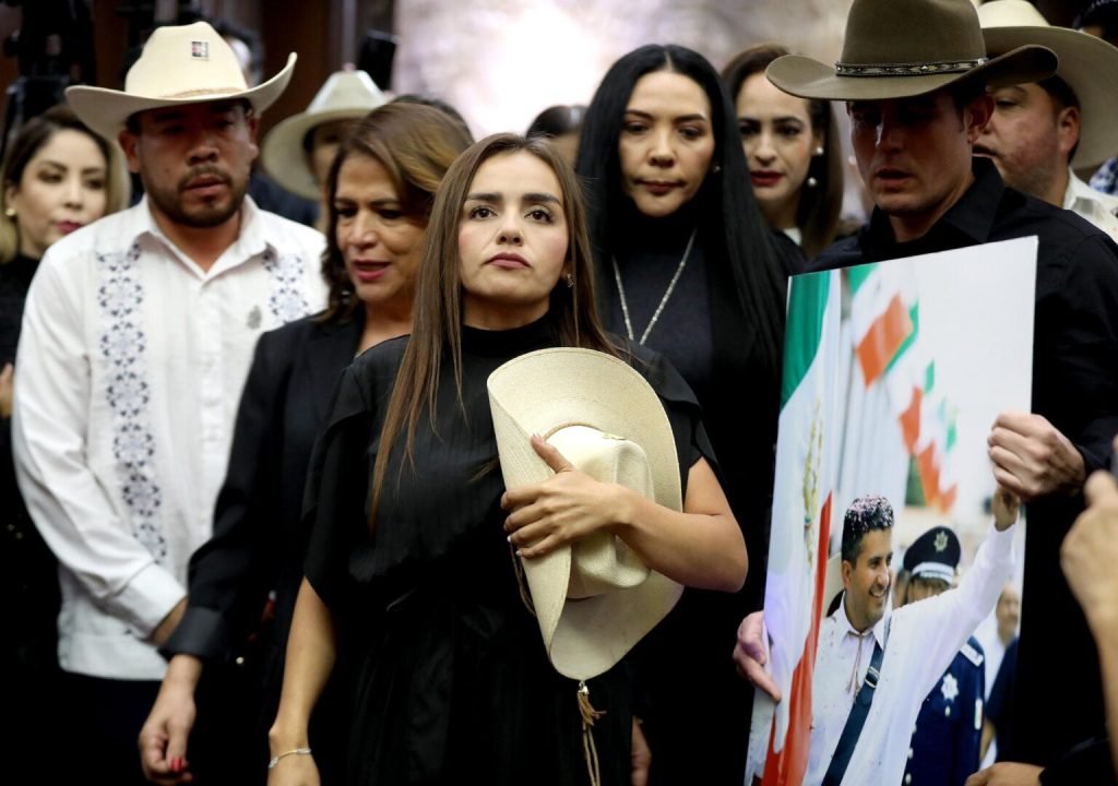 Marchan en Uruapan por asesinato de Carlos Manzo; exigen seguridad - Elefante Blanco