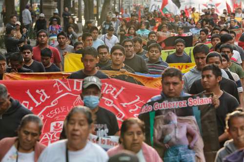 Padres de los 43 se reúnen hoy con la Presidenta