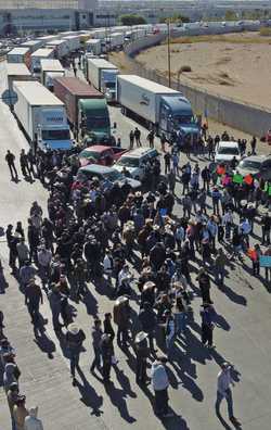 Paralizan carreteras; recriminan falta de apoyo e inseguridad