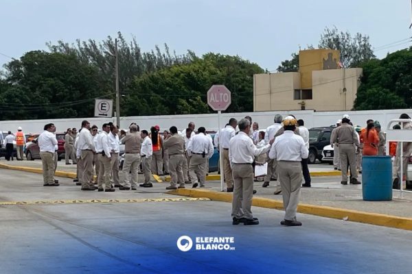 Petroleros pelean por aumento en Pemex - Elefante Blanco