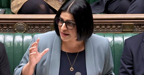 Shabana Mahmood se enfrenta a una furiosa reacción violenta por la reforma del asilo.