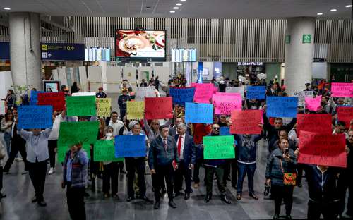 Taxistas del AICM protestan por trato inequitativo