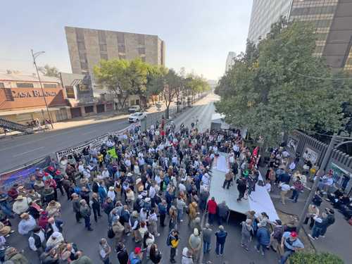 Trabajadores de Pemex bloquean vialidad; piden aumento de sueldo