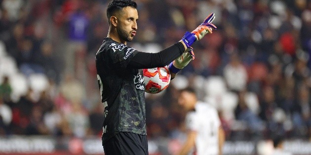 Camilo Vargas firma su renovación con Atlas