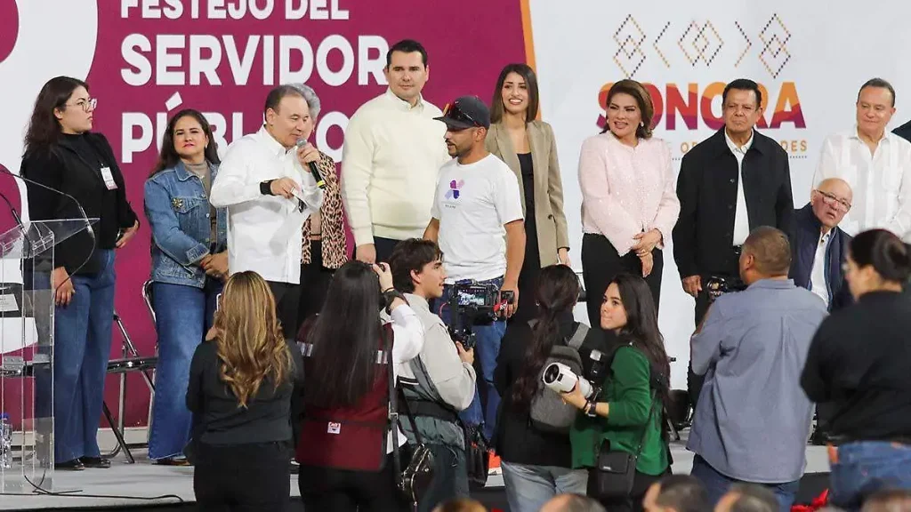 Con premios y reconocimientos destaca gobernador Alfonso Durazo labor de Servidores Públicos del Año