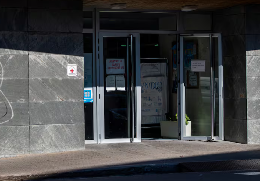 El médico denunciado por abusos vuelve a la sanidad pública gallega y el Sergas mira hacia otro lado