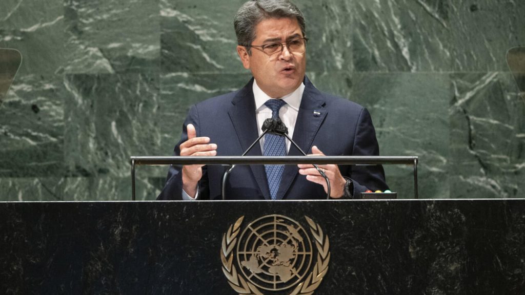 Indultado por Trump, el expresidente hondureño Hernández sale de prisión tras ser condenado por narcotráfico.