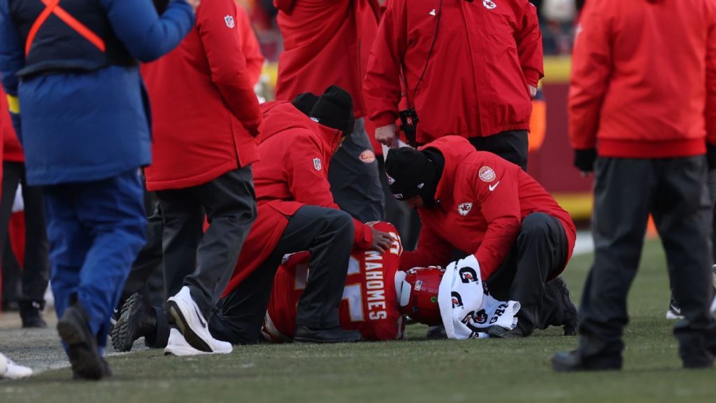 Mahomes exits hurt as Chiefs' playoff hopes end