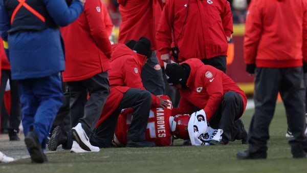 Mahomes exits hurt as Chiefs' playoff hopes end
