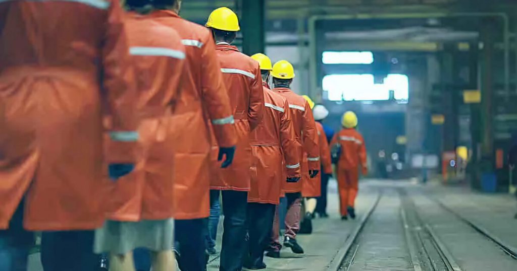 Nigel Farage Ahora Acusado de Racismo por VEINTIOCHO Ex Compañeros de Escuela