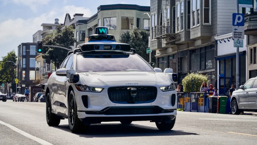 Reportan que Waymo conversa con inversionistas para recaudar 100,000 mdd