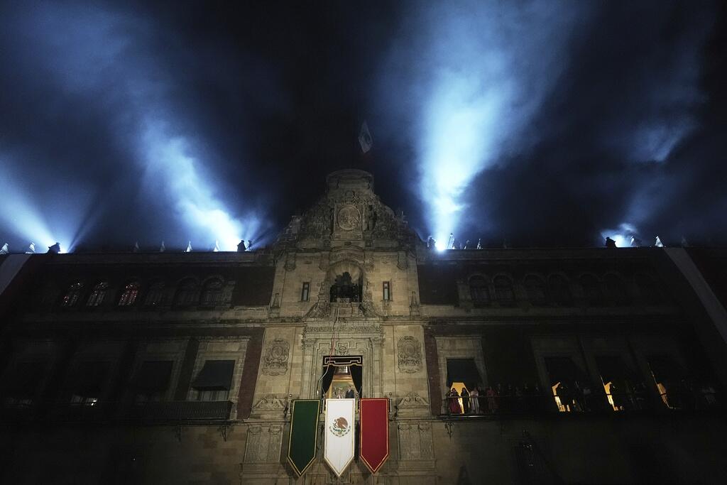 Sheinbaum rinde homenaje a mujeres y migrantes en su primera celebración de la independencia de México